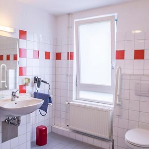 Zimmer mit zwei Einzelbetten für Gäste mit Behinderungen